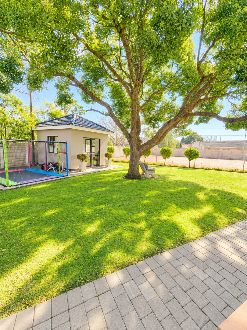 5 Bedroom Property for Sale in Flamwood North West